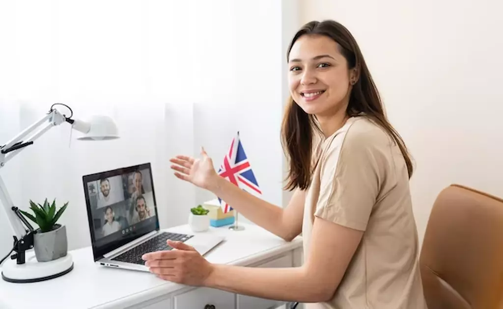 studentessa davanti al pc per lezione di inglese